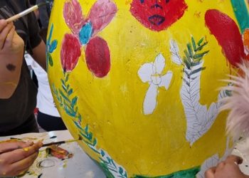 Деца изписваха огромни великденски яйца