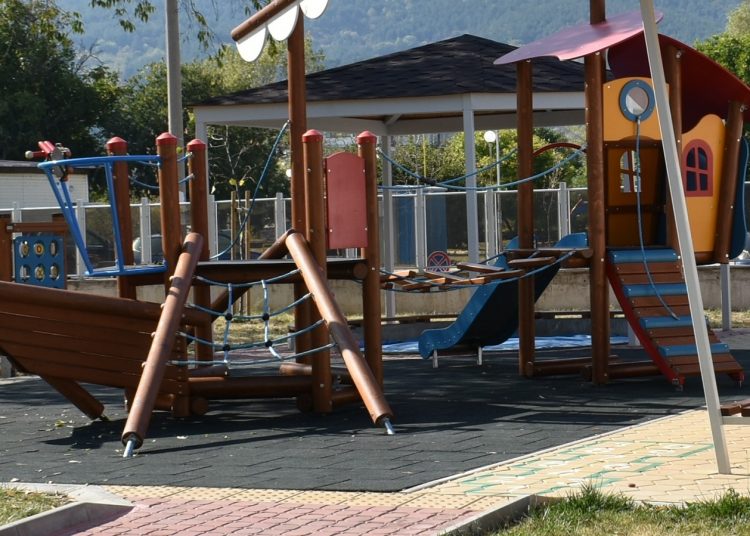 Ремонтирани 11 детски площадки в Асеновградско