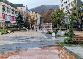 9-метрова елха и нова украса на площада