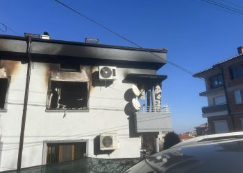 Две деца се спасяват от пожар, баща им – в болница
