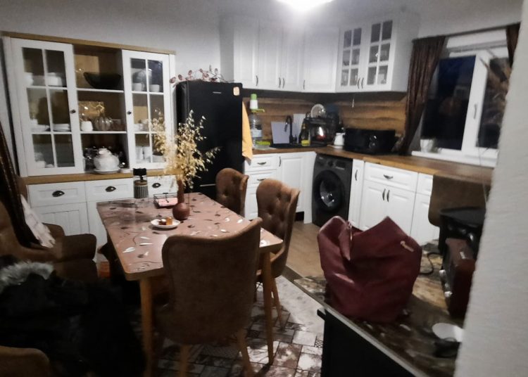 Широк двор с нова къща в Дълбок извор
