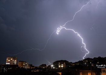 Фотограф запечата уникална светкавица