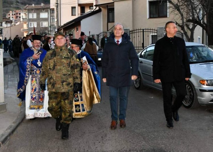 25-годишен военен улови кръста в Чая