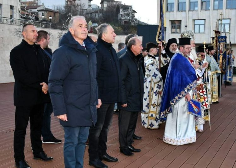 25-годишен военен улови кръста в Чая