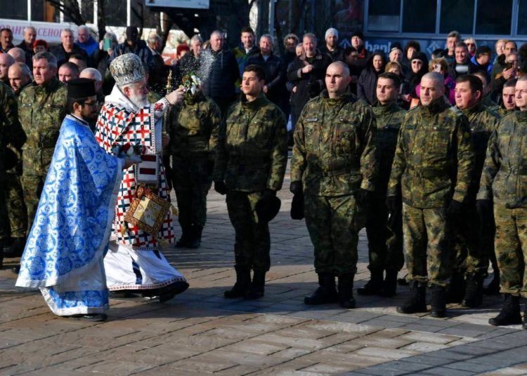 25-годишен военен улови кръста в Чая